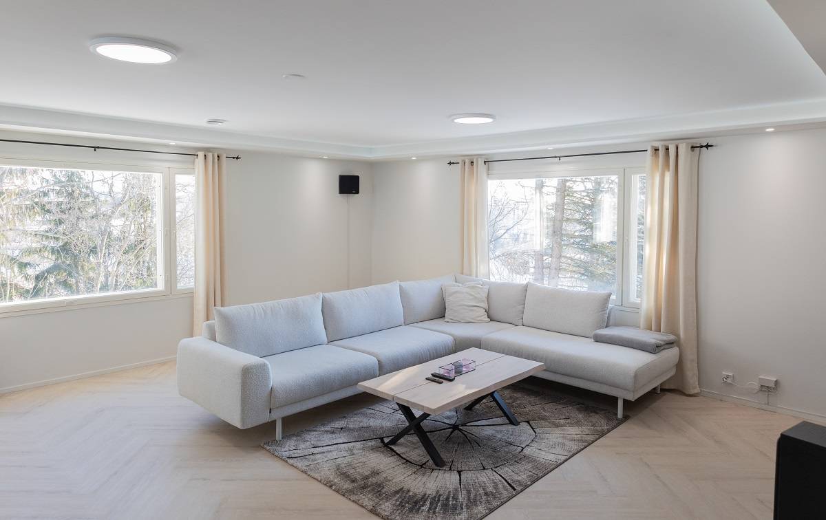 Two plafonds in the middle of the room, led spots on the edges of the room, led strip lights as indirect light on the descent around the room.