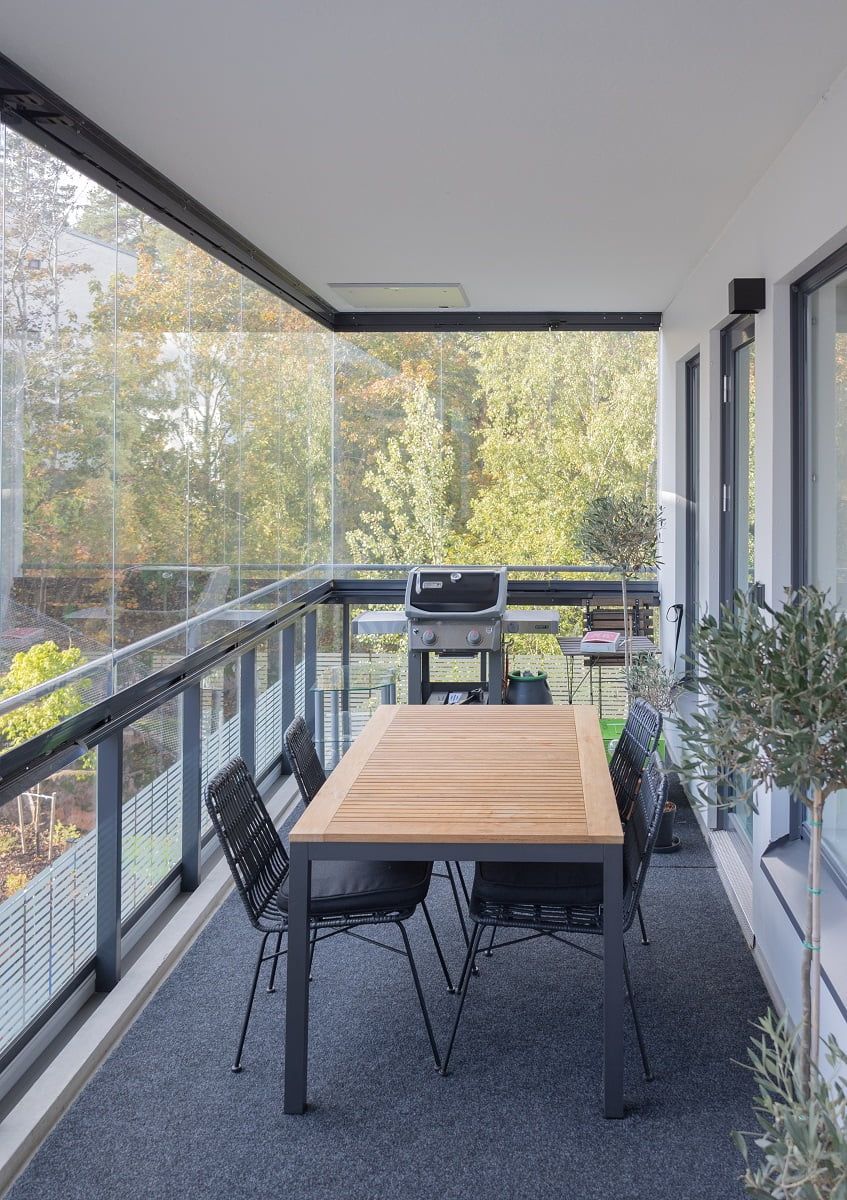 On the balcony, FUNK black illuminates the wall and ceiling in the evening. ©LedStore