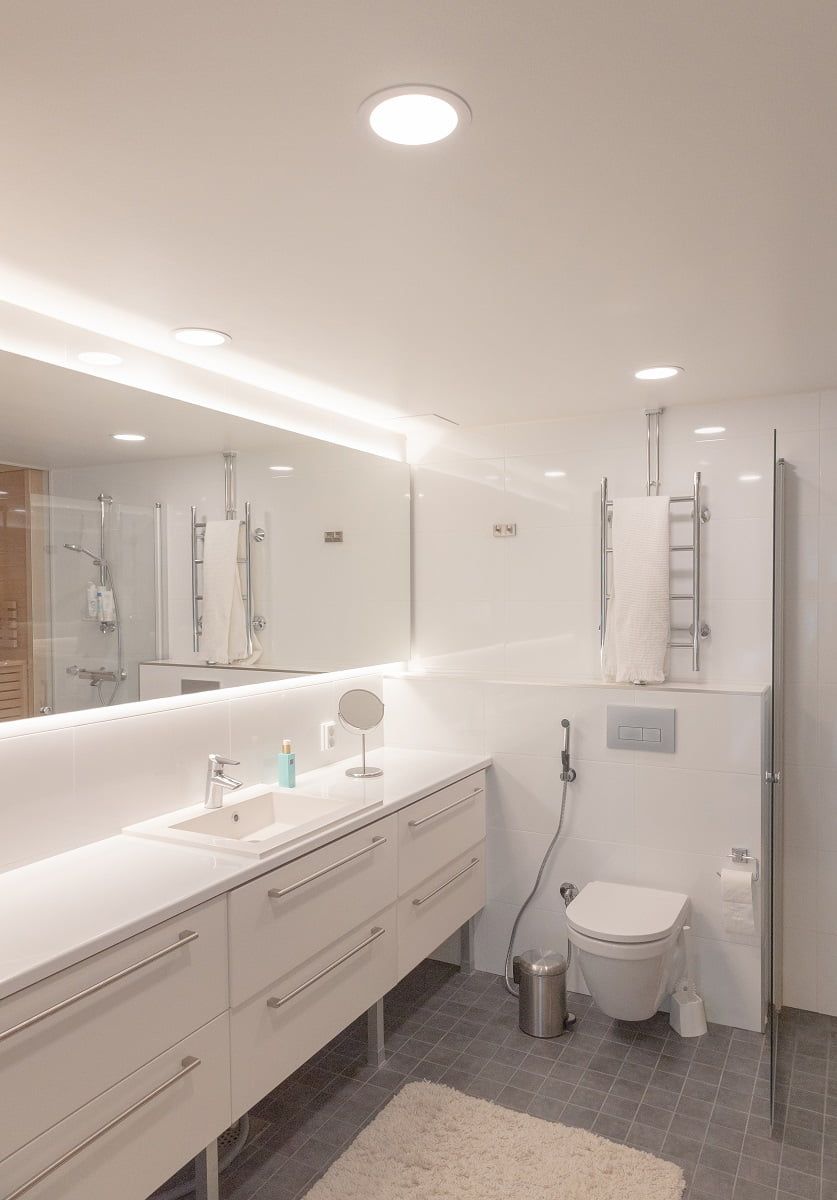 Planfond 160 provides good general lighting, complemented by light from behind the mirror. ©LedStore