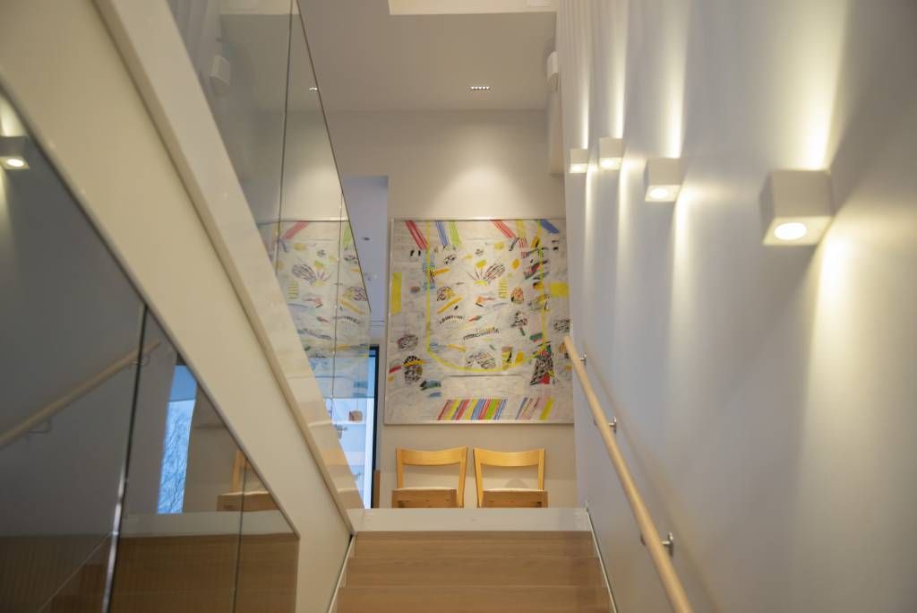 XL Cubic, CCT up and down wall luminaires for staircase lighting, LINJA5 as table light. © LedStore