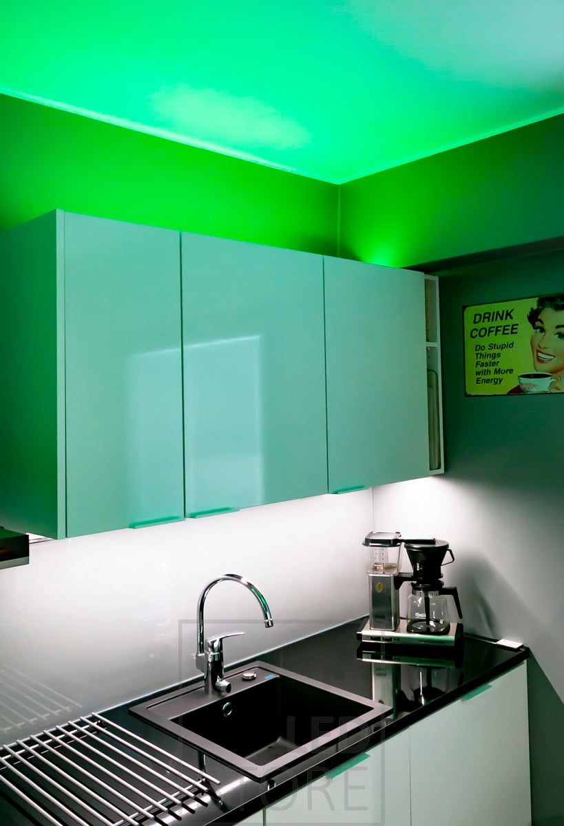 Versatile mood lighting RGB+W with LED strip, created for the kitchen, LED strip in a low surface profile above the cabinets. The light is also available in 4000K white if a more neutral mood lighting is desired. The worktop is illuminated by a monochrome led strip. Ledstore.fi
