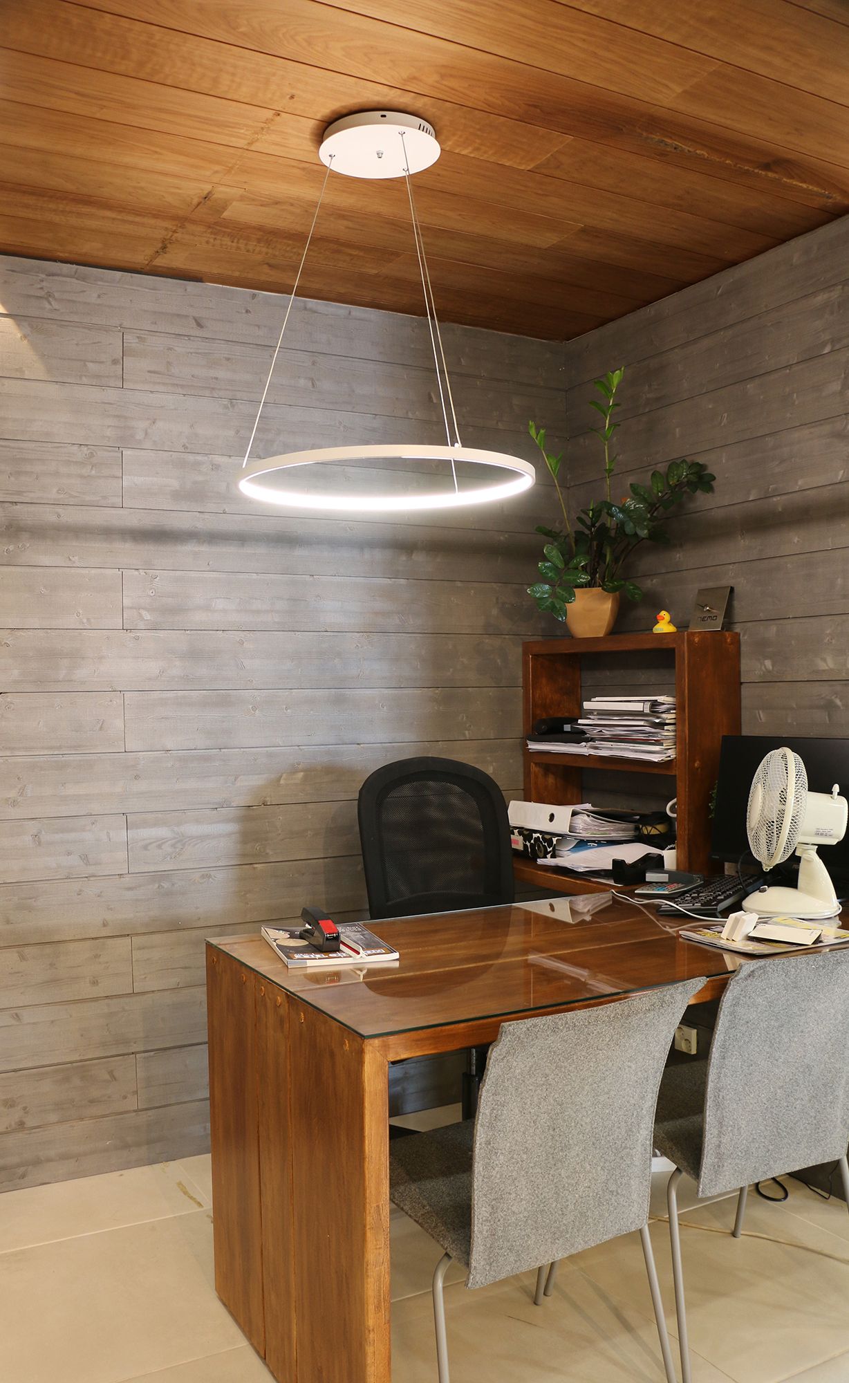 Rinkeli lamp above the desk in the study. Led RINKELI CCT is a minimalist and graceful luminaire, suitable not only for homes but also for offices. The height of the luminaire from the ceiling can be adjusted between 20 cm and 250 cm. Ledstore.fi