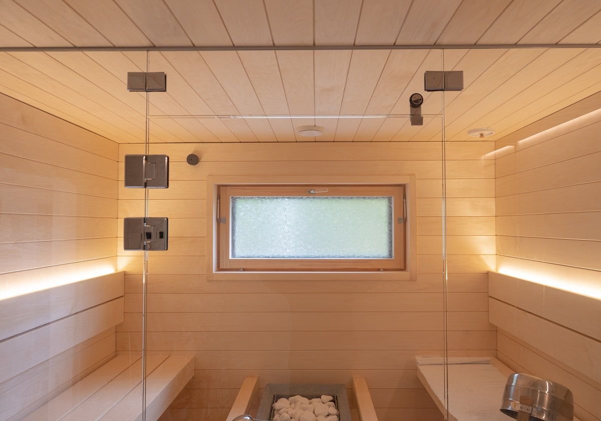 In the sauna, led strip lights on the backrest illuminating upwards. Two led strips are sufficient for sauna lighting when the light can be opened. ©LedStore