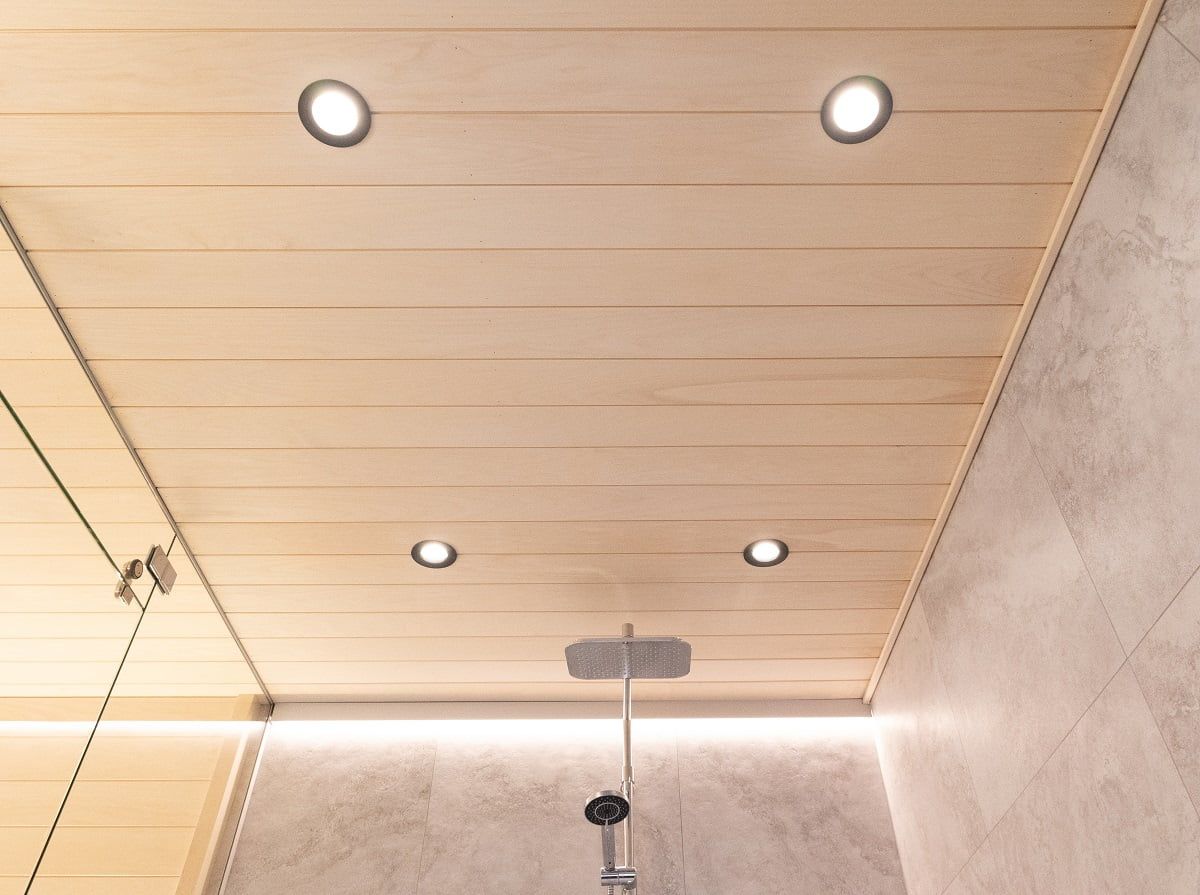 In addition to the spots, additional indirect light from behind the shower is provided by an aluminium profile mounted on the wall surface at the edge of the ceiling with a 14.4 W/m colour temperature adjustable CCT LED strip. ©LedStore