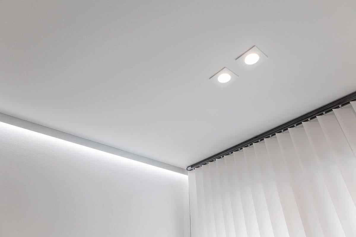 The bedroom lighting system consists of Fixed Bracket spotlights and indirect LED strip lighting. ©LedStore