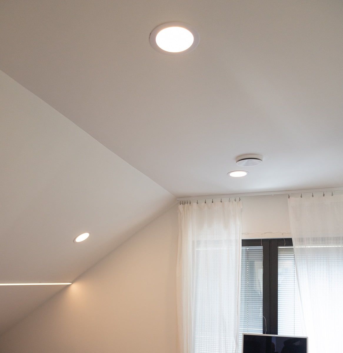 In bedrooms, the area of the flat ceiling is limited, so some of the luminaires are positioned on the sloping part of the ceiling to ensure that the edges of the room are not darkened. ©LedStore