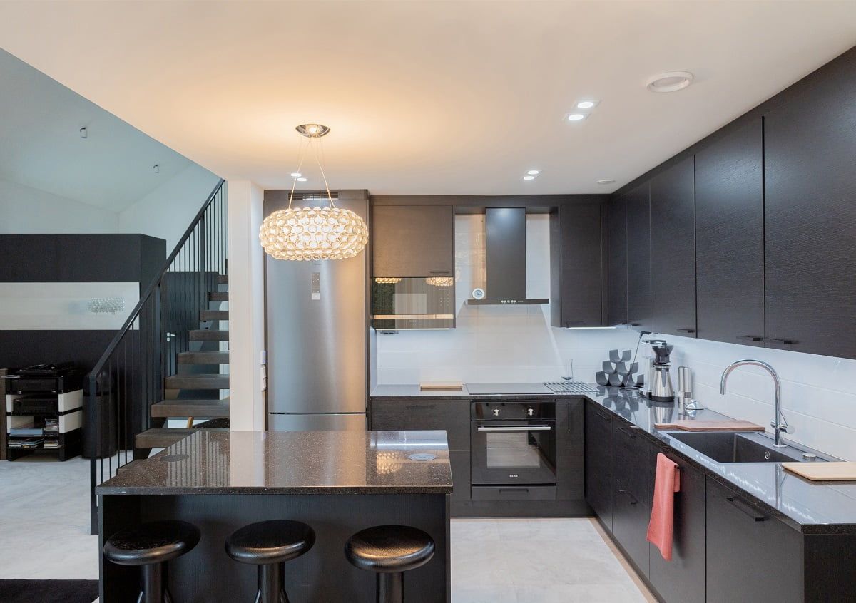 Kitchen spotlights and worktop light strips are colour temperature adjustable. ©LedStore