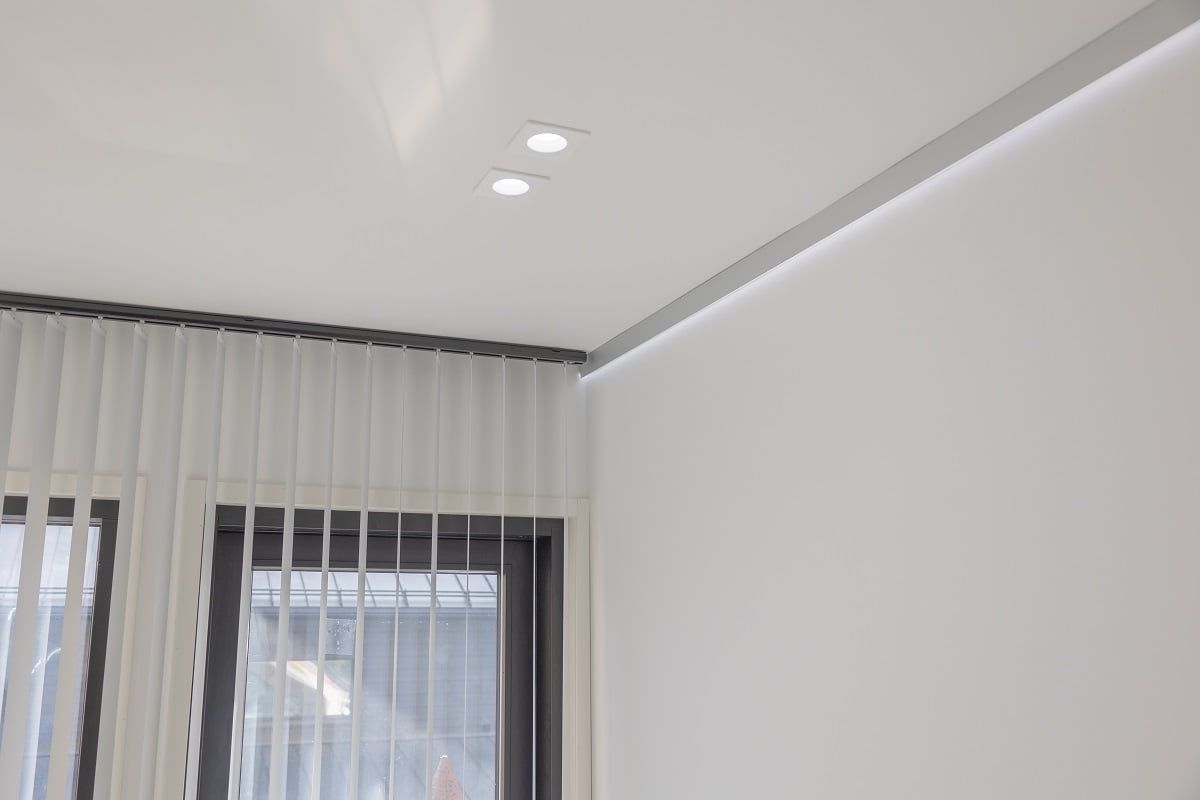 Fixed Cant 9W spots are grouped in pairs. At the ceiling border, light is provided by an LED strip in an aluminium profile. The lights can be used at the same or different times. ©LedStore