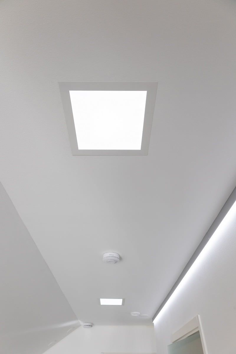The lobby corridor has two levels of lighting, Paneeli300 for general lighting and Indirecr2 for indirect lighting, with an LED strip downwards only. ©LedStore