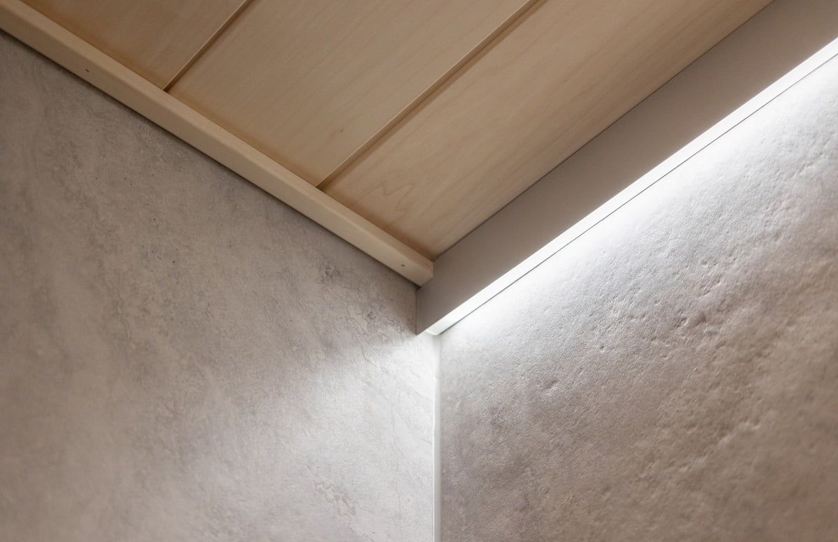 In the bathroom, indirect lighting has been created with an aluminium profile, which replaces the ceiling tiles. ©LedStore