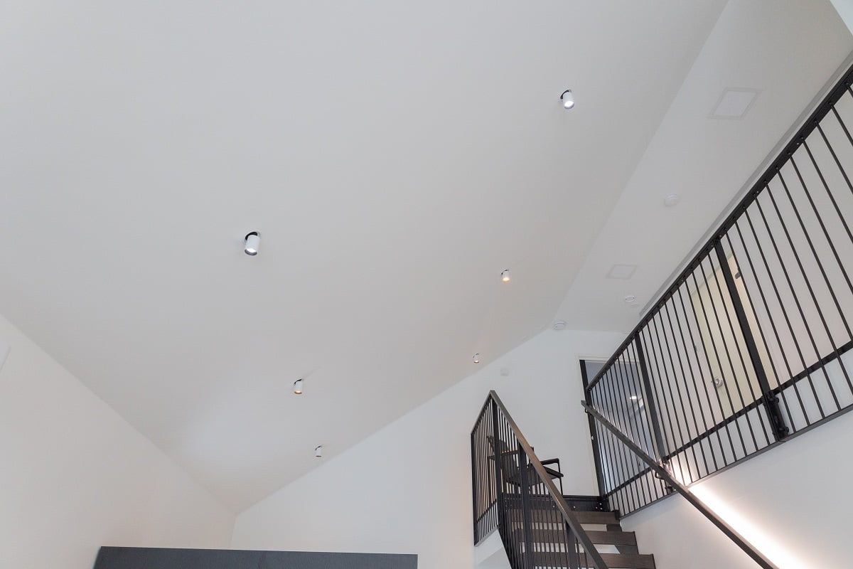 Narrow and retractable, the Kolo 12W is an excellent choice for illuminating steep ceilings. ©LedStore
