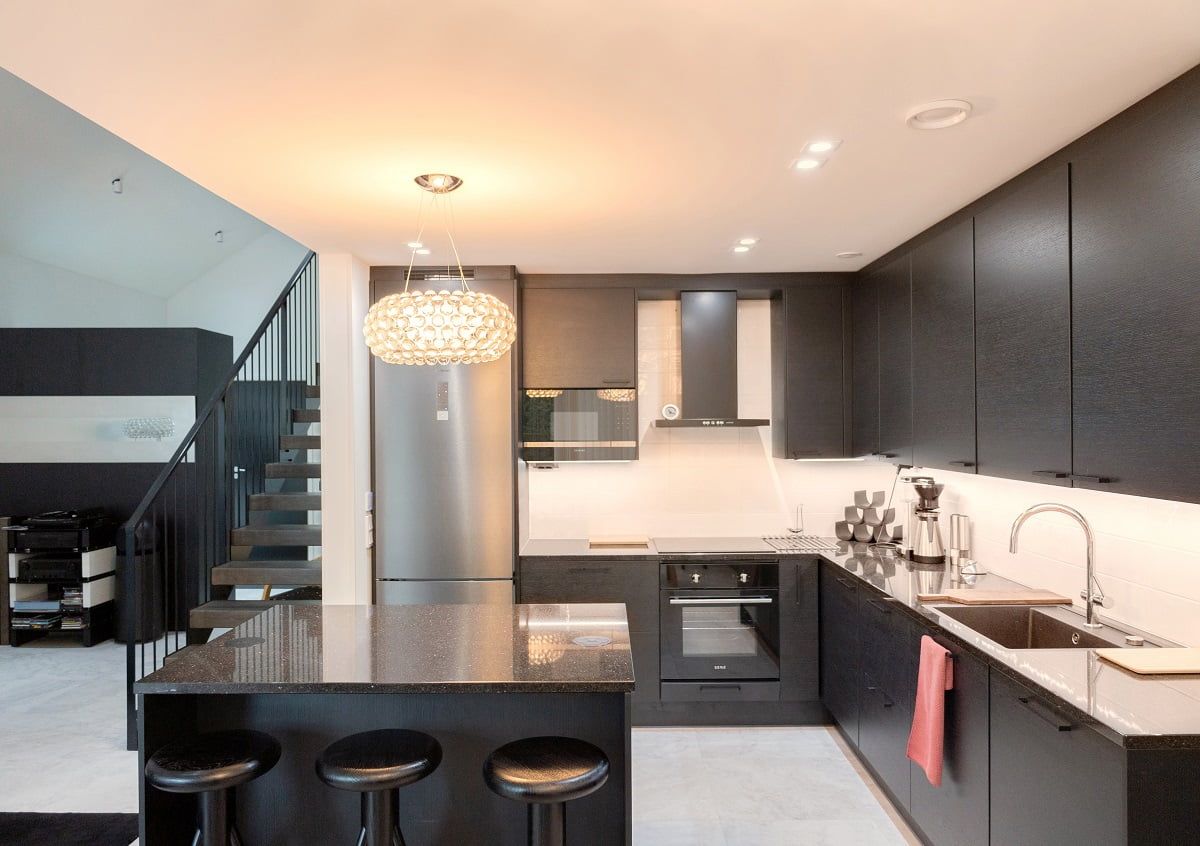 Kitchen spotlights and worktop light strips adjusted to a warm light shade. ©LedStore