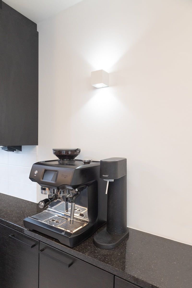 XL Cubic wall lamp for atmospheric additional lighting in an open kitchen. ©LedStore
