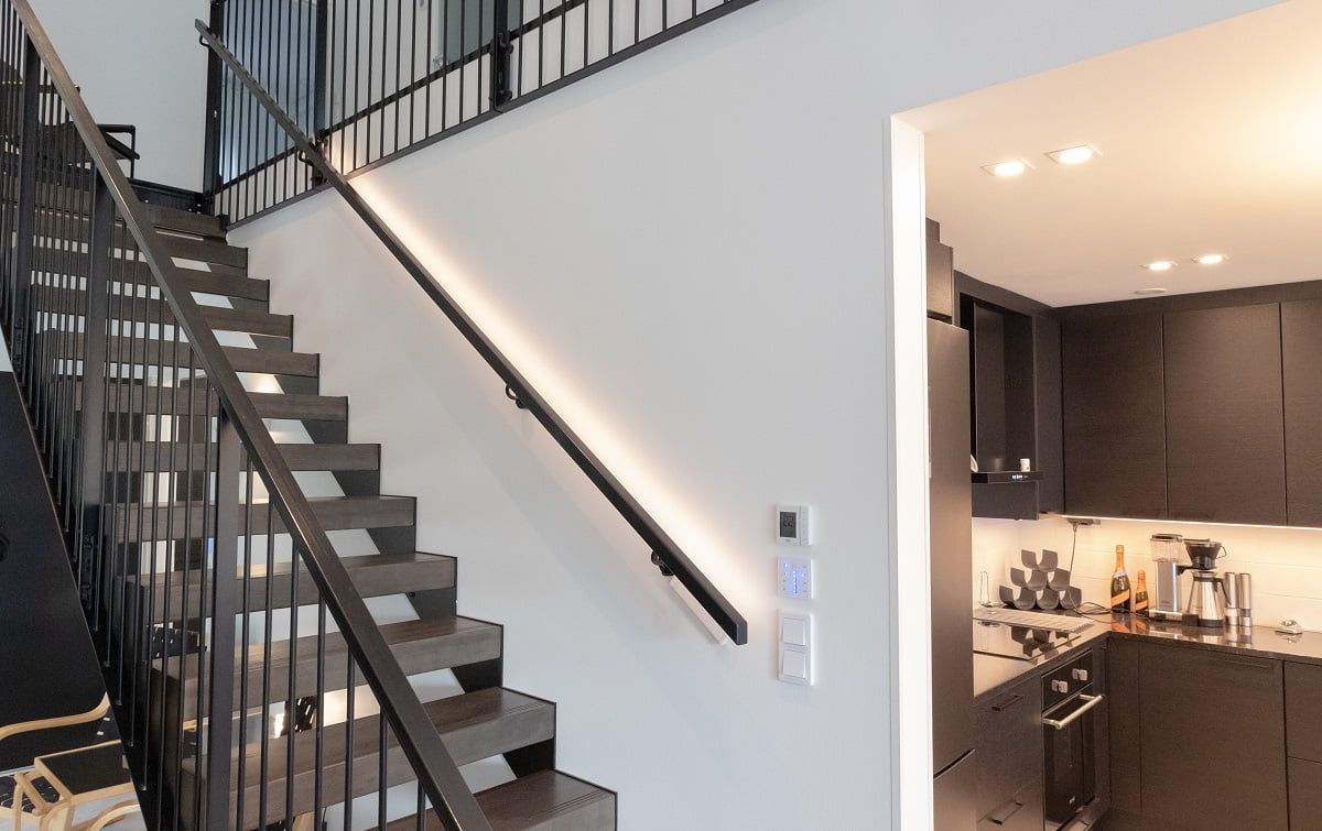 The LED strip on the staircase provides the right colour temperature for the atmosphere. In addition, the strip is dimmable. ©LedStore