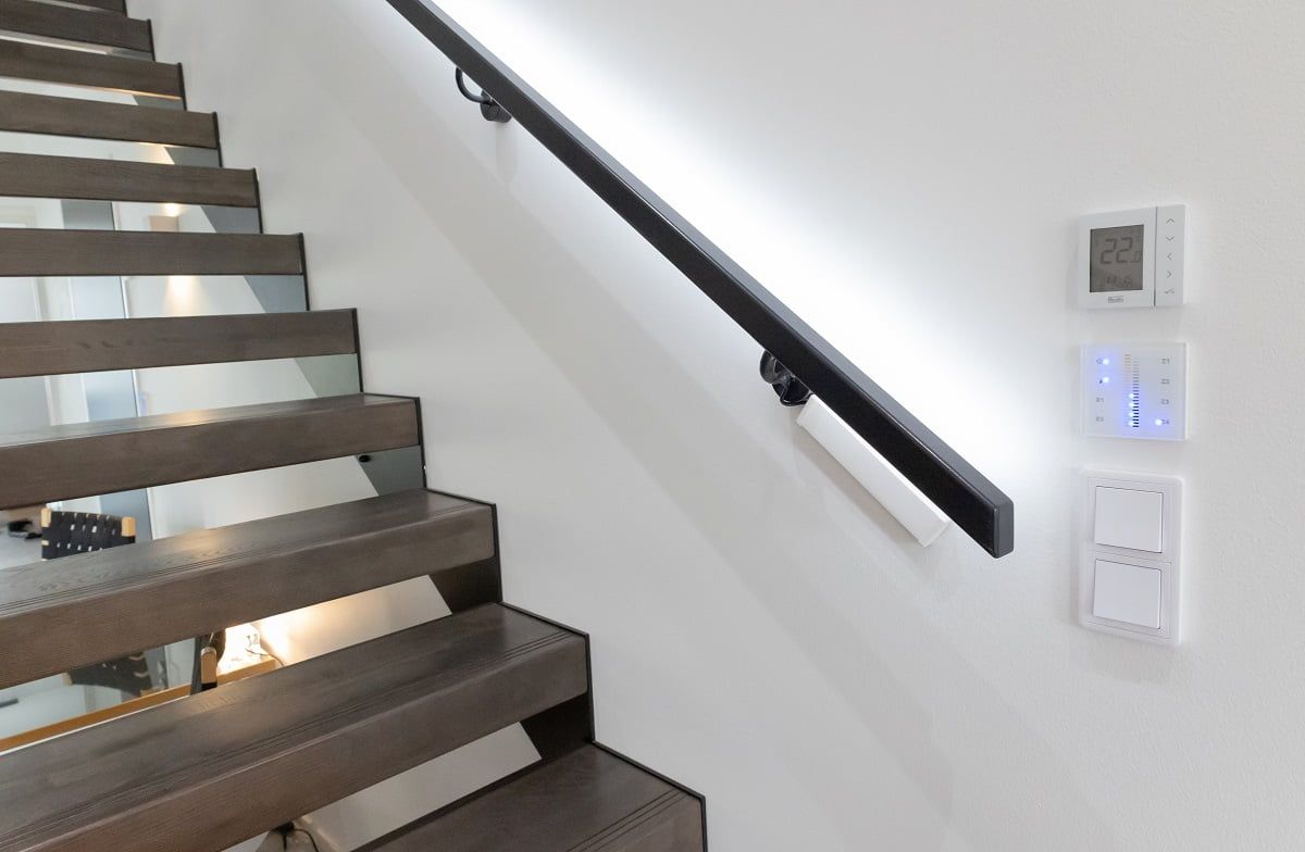 The handrail of the staircase is illuminated by a colour temperature adjustable LED strip in aluminium profile. ©LedStore