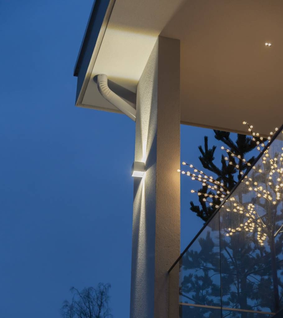 Funk wall light in the corners of the house and Linja2 spots on the terrace around the house. © LedStore