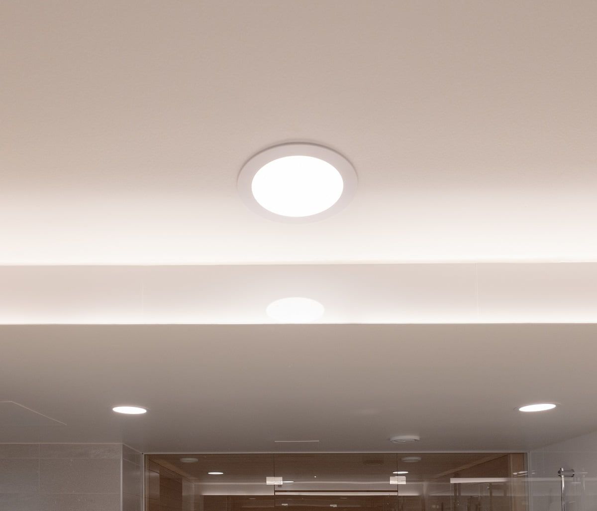 Plafond160 panel luminaire brings even light to the bathroom ceiling. ©LedStore
