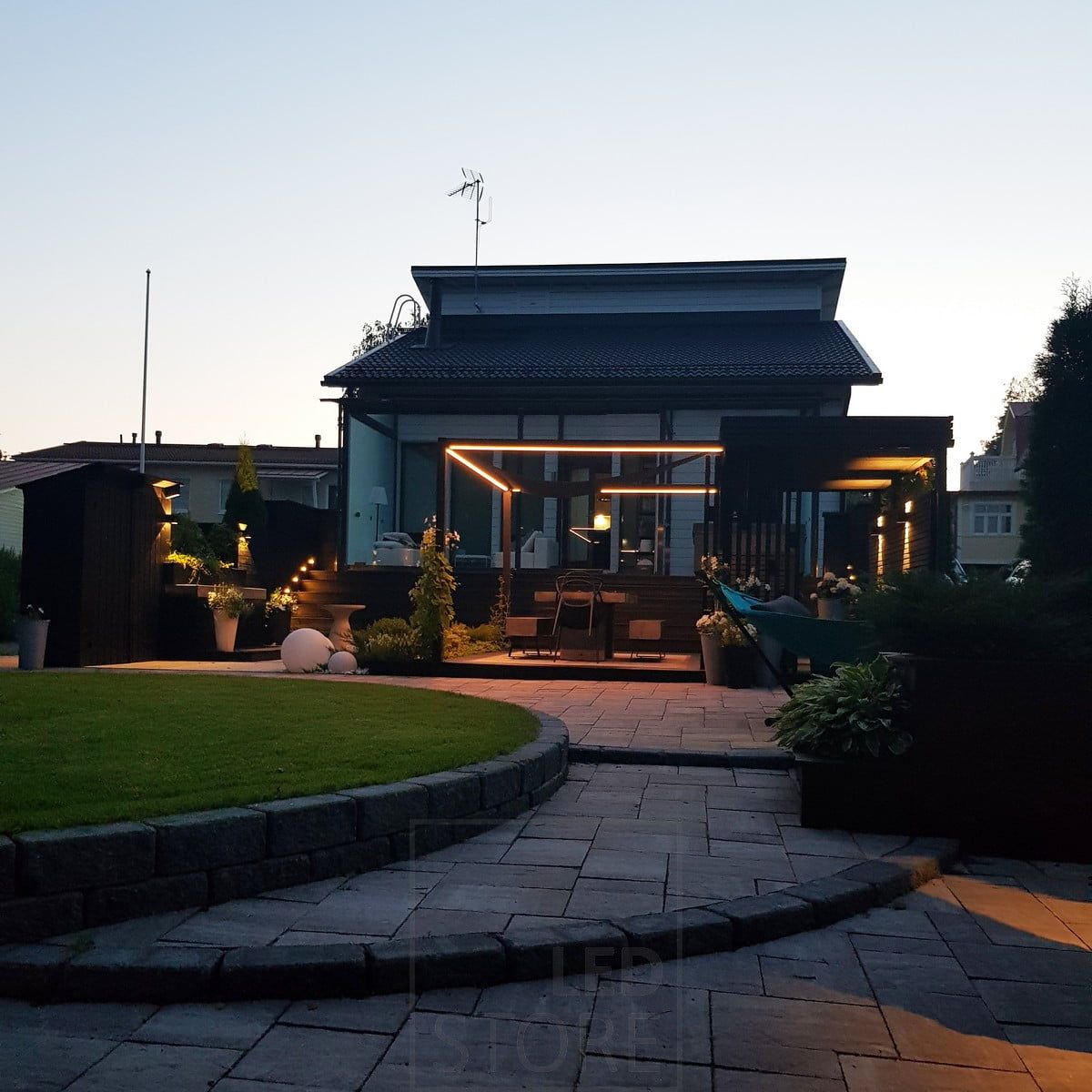 Led ribbon around the dining area, in addition to the led ribbon, wall lights and bollard lights for outdoor lighting. Ledstore.fi
