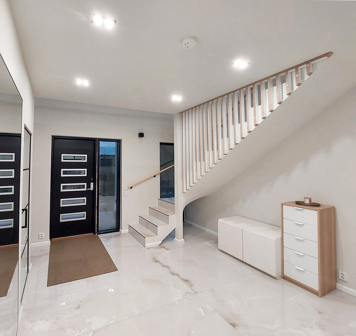 Spotlights are set along the edges of the foyer. © LedStore.fi