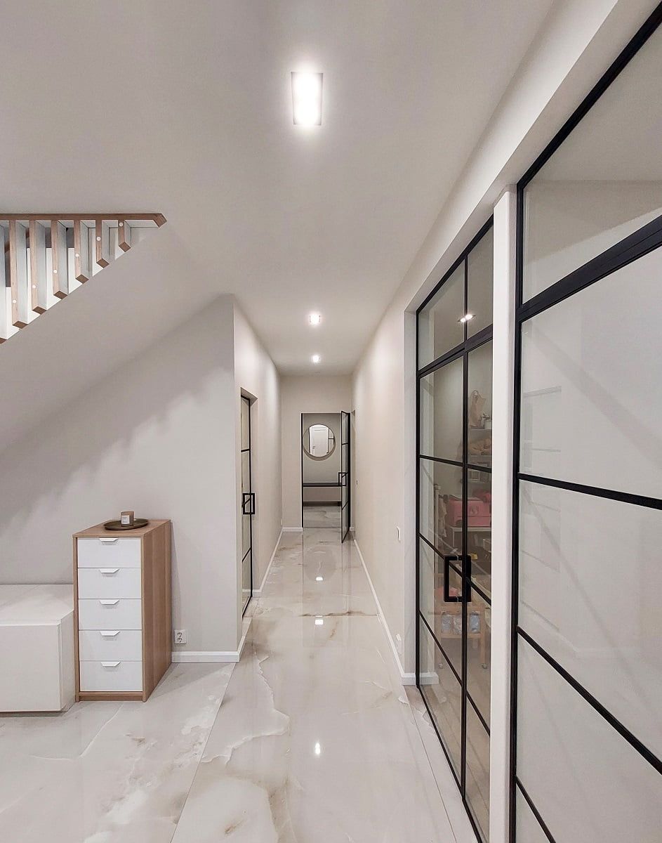 In the corridor, the luminaires continue in the DoubleCantilever design. © LedStore.fi