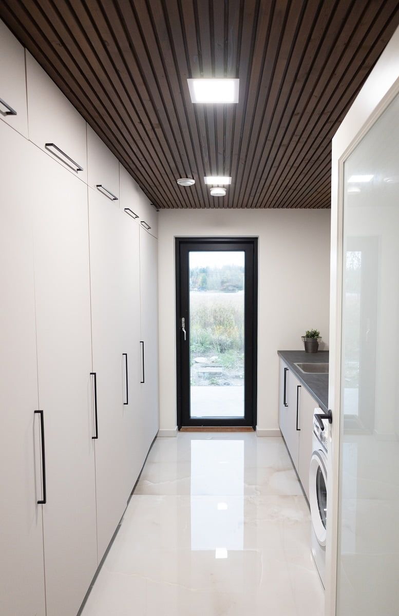 The utility room must have enough light to work in. 2 Paneeli 200 luminaires have been set up in the room. © LedStore.fi