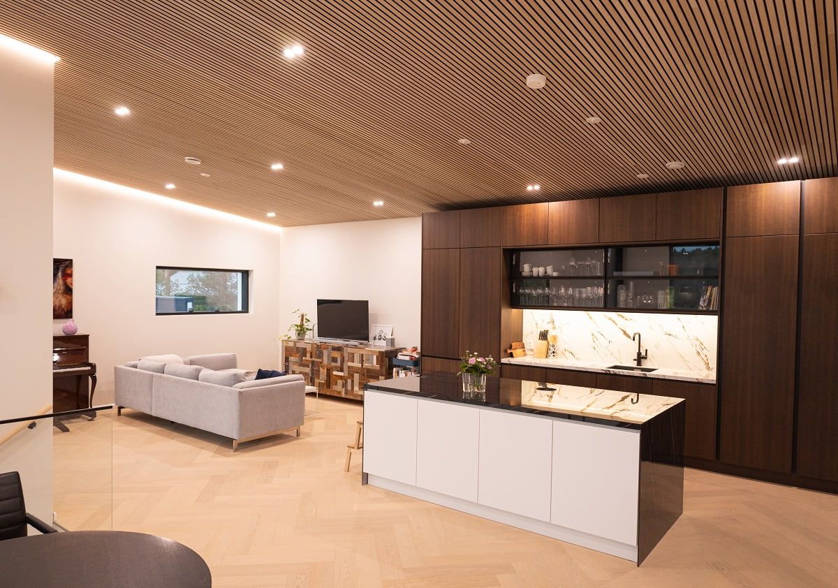 A directional TuplaKantti LED spotlight and indirect LED strip lighting have been used to illuminate the pulpet-like living room. © LedStore.fi