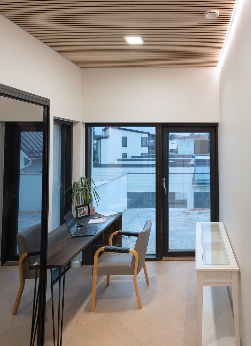 Lighting in the workroom uses both spot lighting and indirect light. © LedStore.fi