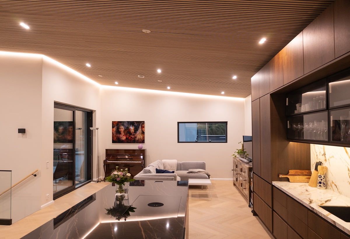The open living-kitchen-dining room is illuminated with Double Cant lighting and an indirectly mounted 14.4 W/m LED strip. © LedStore.fi