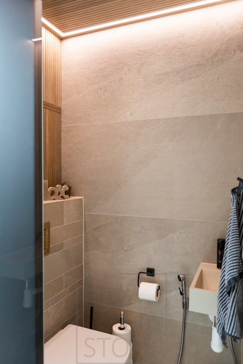 Led ribbon in a narrow flush profile, in a beautifully finished cornice. Ledstore.fi