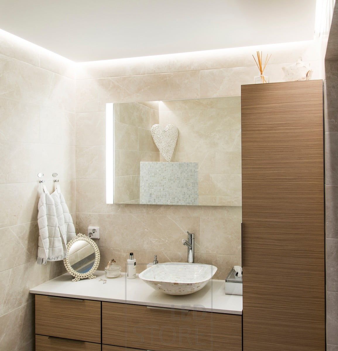 Indirect light on the bathroom ceiling, led strip mounted on a downlight sash, directed at the wall. Ledstore.fi