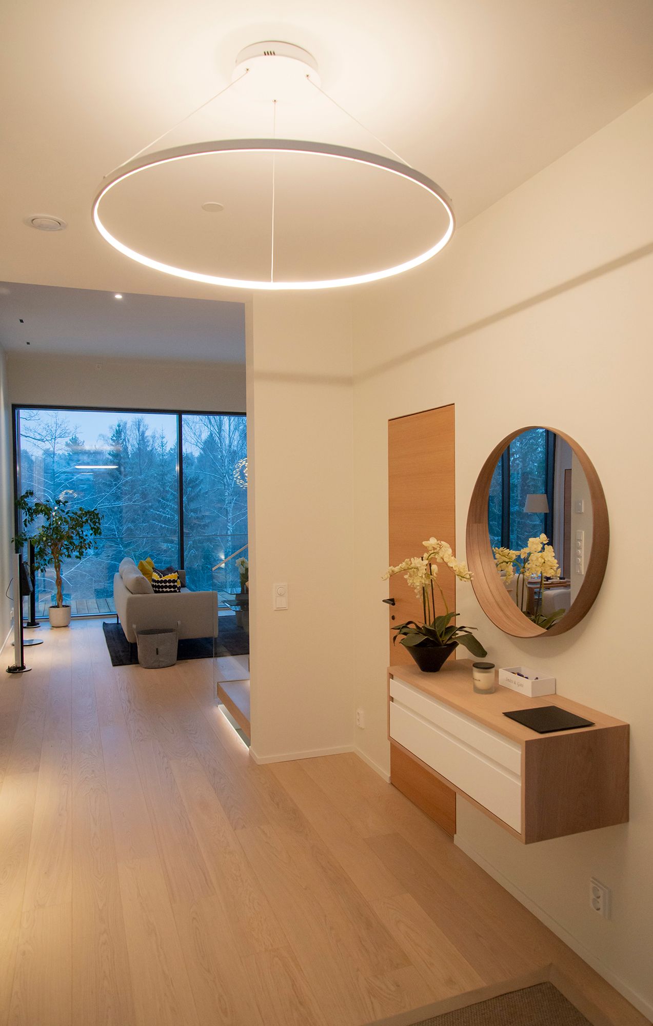 Ceiling light Rinkeli in the hallway, the largest Rinkeli lamp has a diameter of 100cm. Ledstore.fi