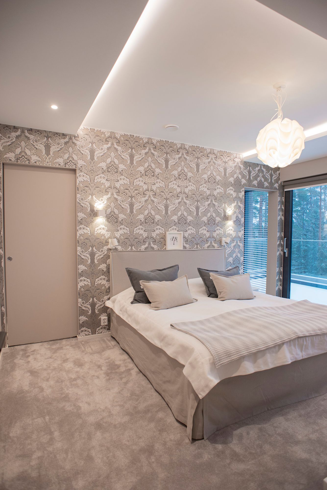 The bedroom has versatile and hotel-like lighting. Indirect lighting around the room, spot lighting and a decorative pendant light in the middle of the room. Wall lamps on both sides of the bed. Ledstore.fi
