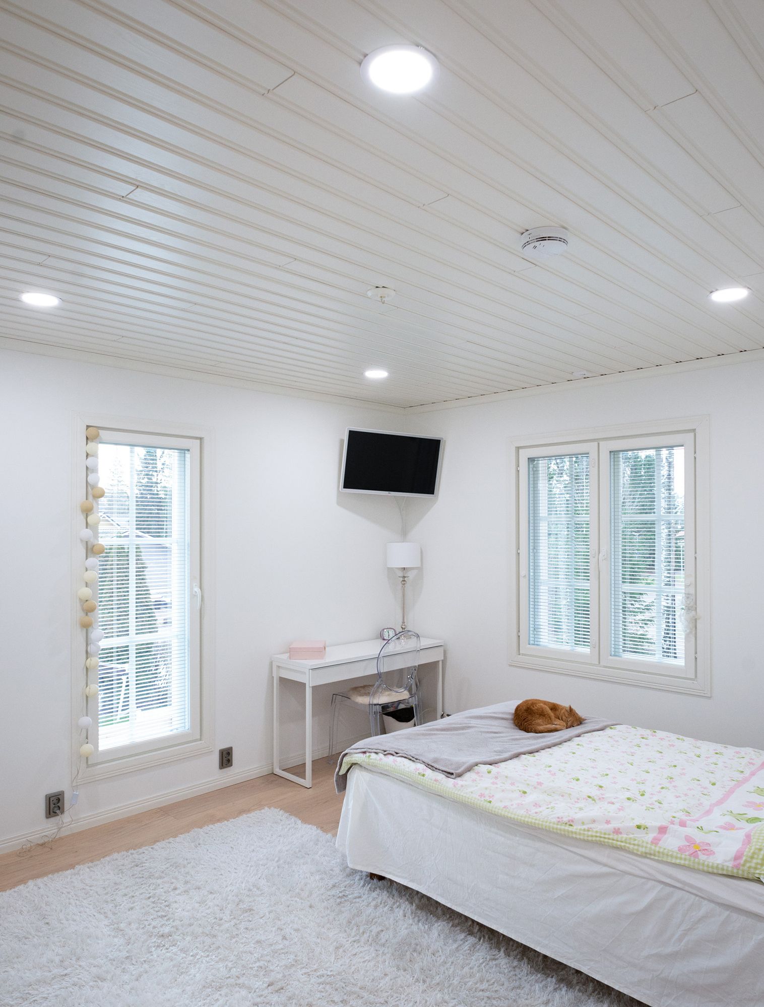 Plafond lamps on the bedroom ceiling illuminate the space evenly and with high quality. Ledstore.fi