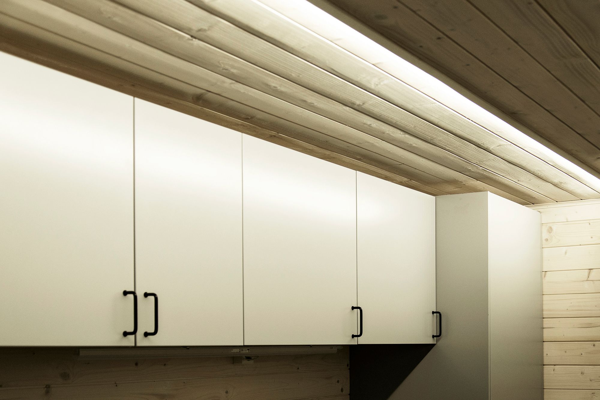 A directional surface-mounted led profile on the ceiling of the space illuminates well the fixed furniture in the utility room. Ledstore.fi