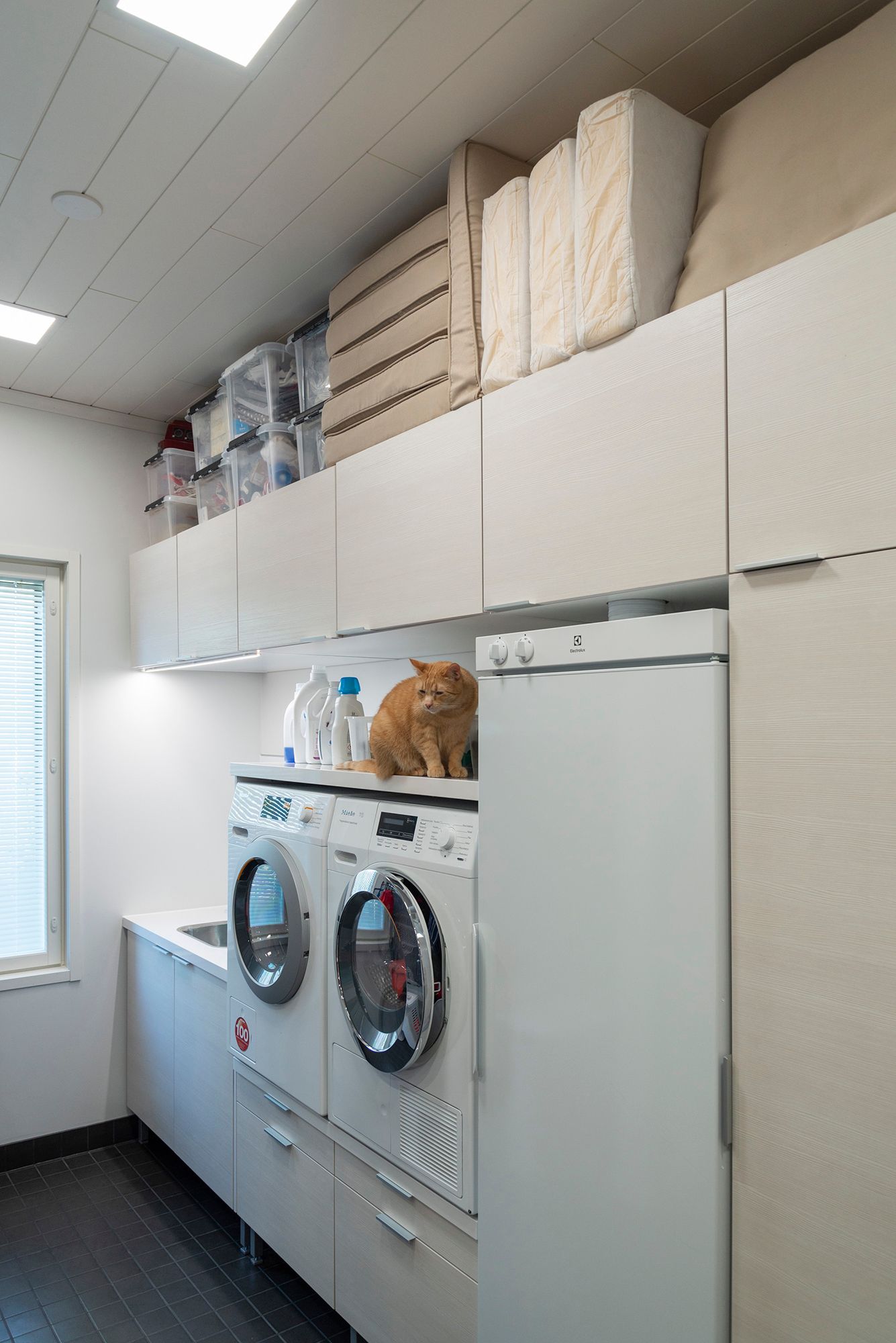 In the utility room, panel lights in the ceiling provide even lighting and the worktop has an additional LED strip. Ledstore.fi