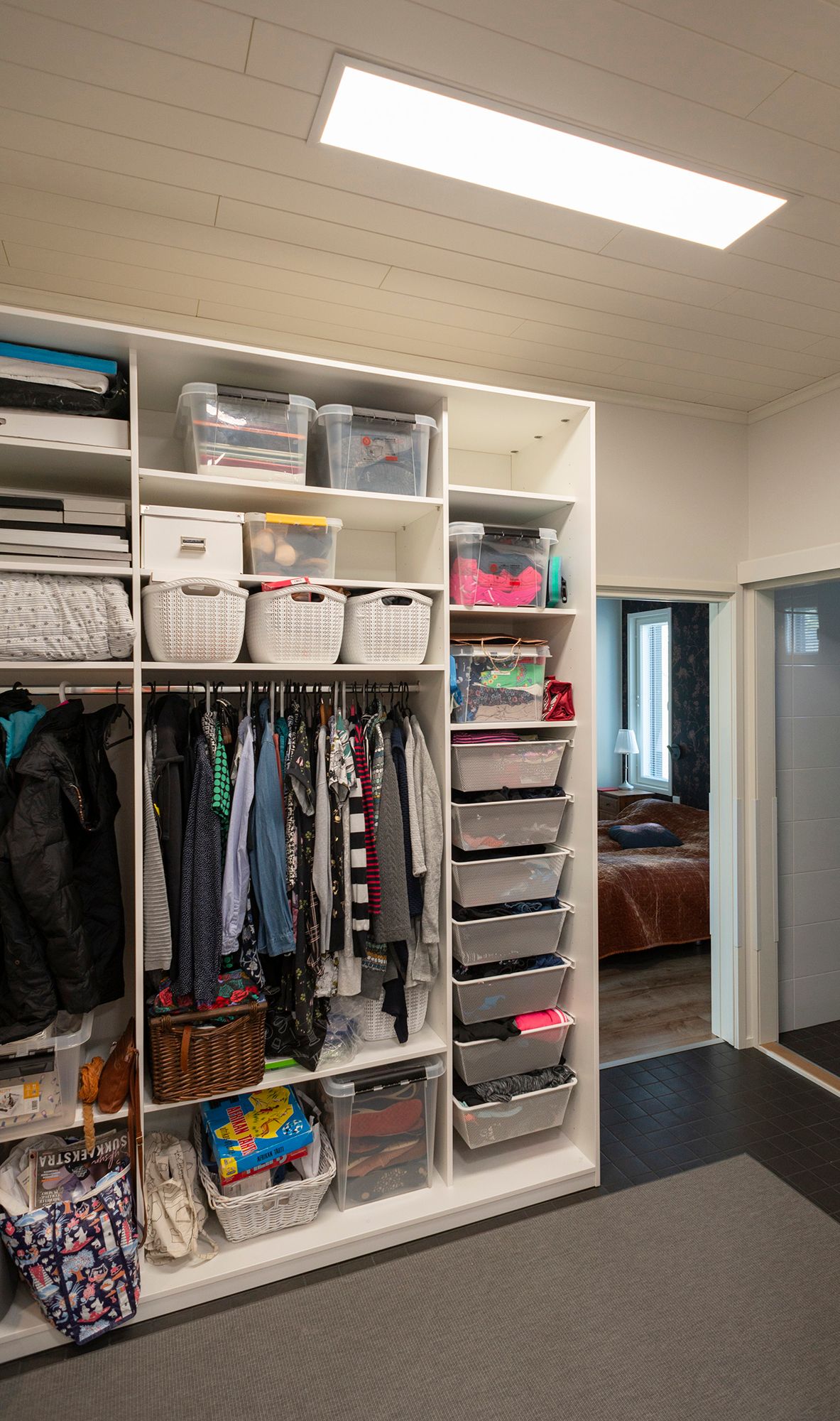 UPPOAVA Led Panel 300x1200 illuminating the wardrobe efficiently and evenly. Ledstore.fi