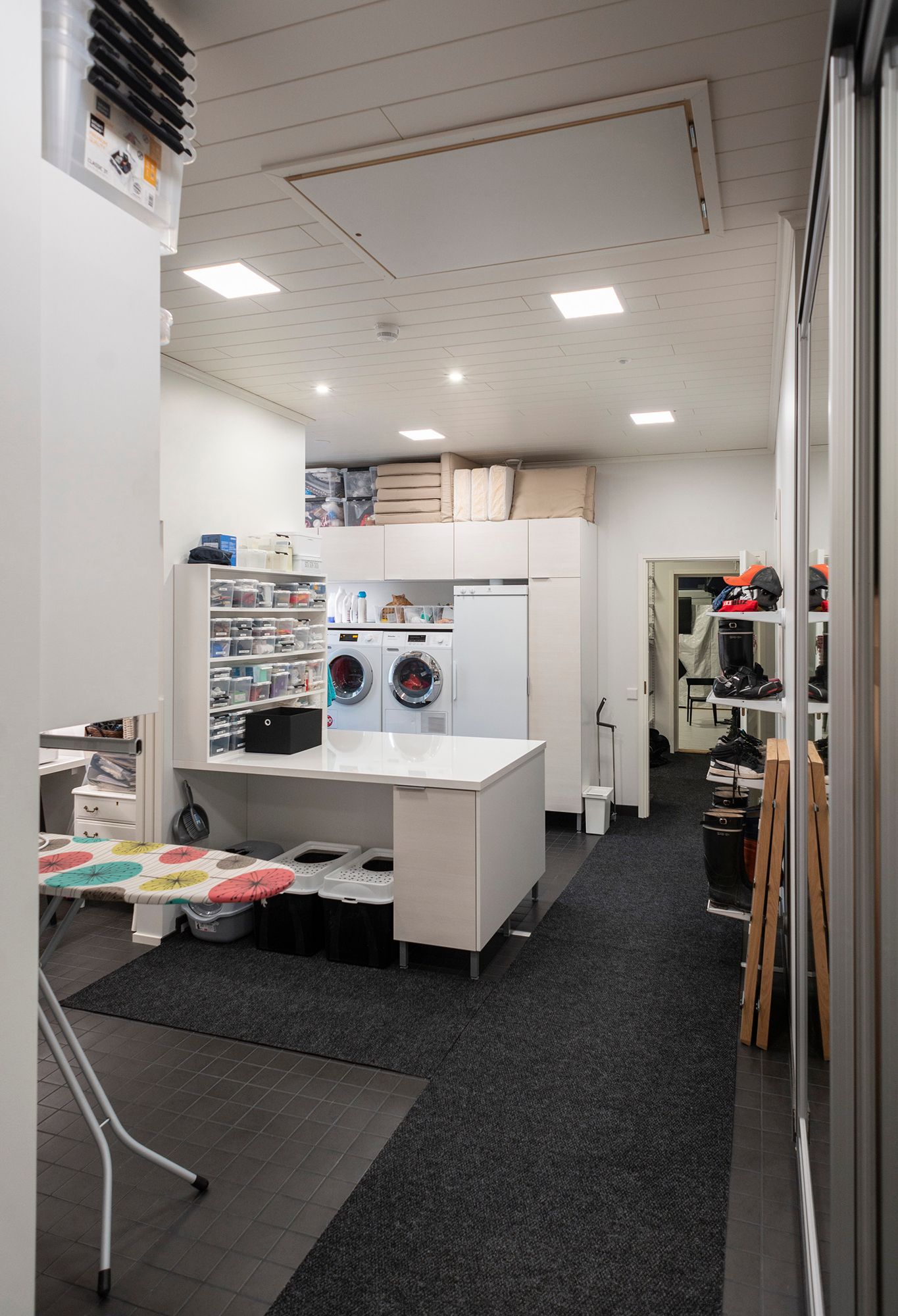 Panel lights on the ceiling to bring efficient and even lighting to the utility room. Ledstore.fi