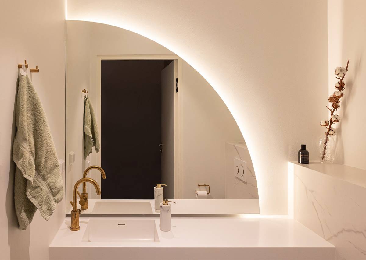 References House Eteläaho, bathroom mirror LED lighting behind a curved mirror.