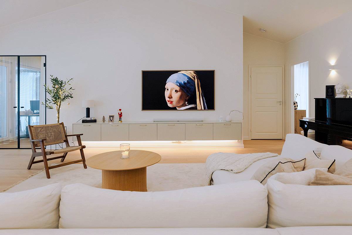 Reference Bricks on the rock, indirect led strip lighting for a living room TV level