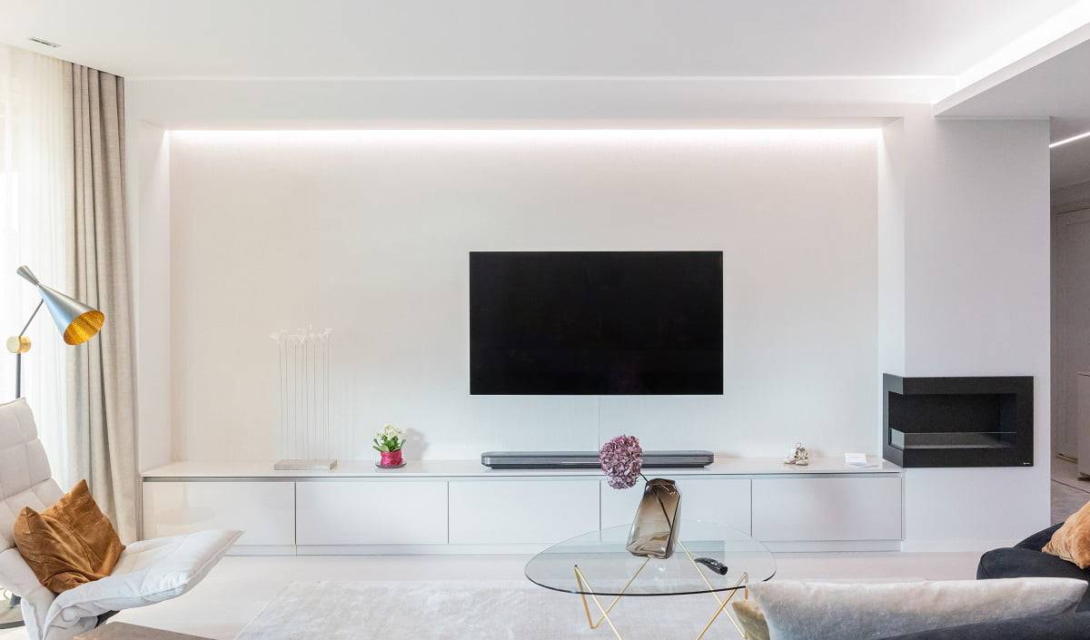 The power of the Led strip is right for this destination. Eye-friendly lighting behind a TV wall with an indirect led strip in the ceiling groove.
