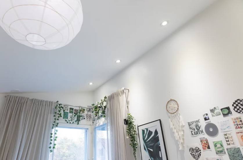 The lighting in the children's room is based on permanently installed lights. next to the wall. Paper white pendant lamp in the centre of the room.  