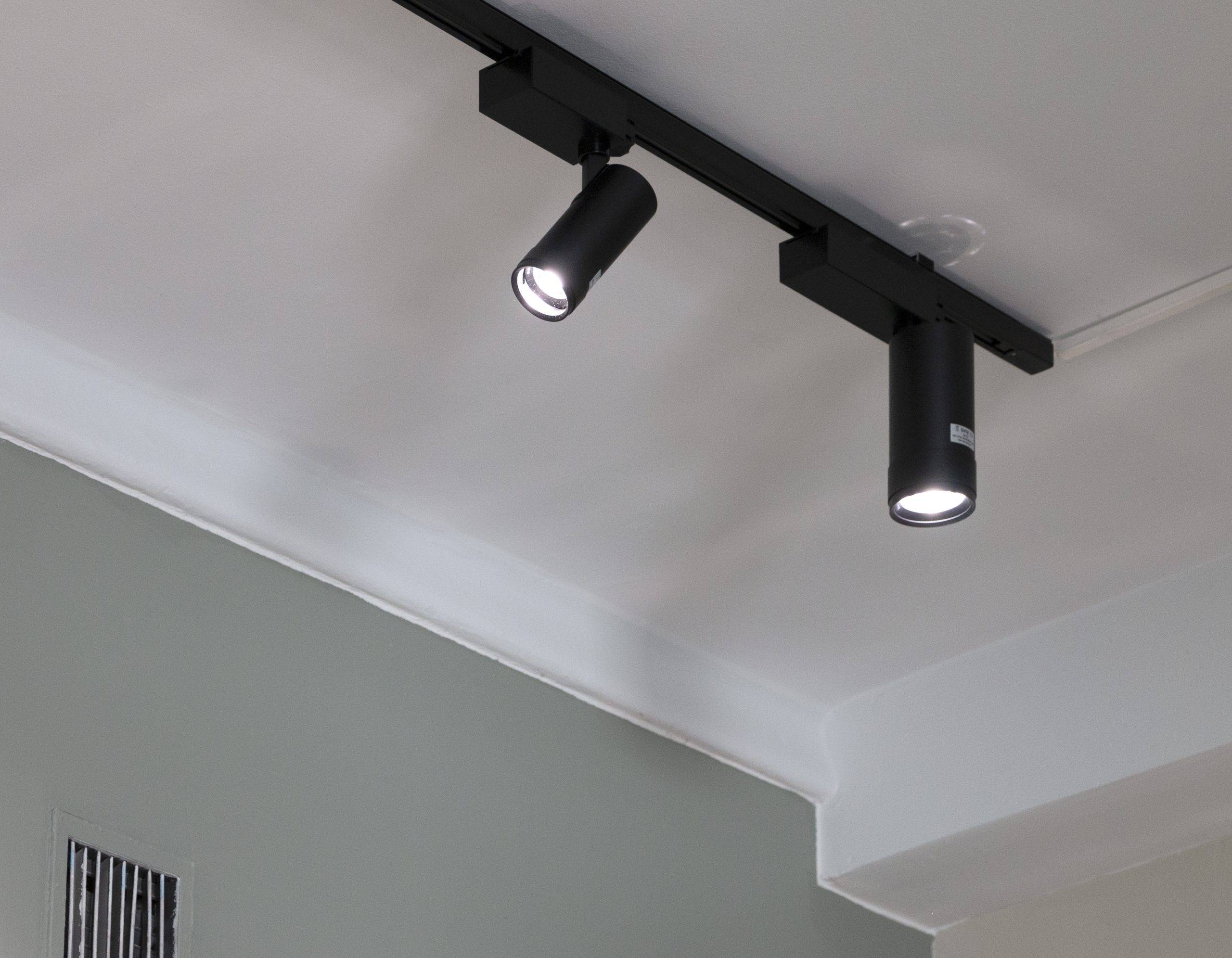 LedSotre interior lighting, FOKUS track lights, 15W black on the left and 35W black on the right.