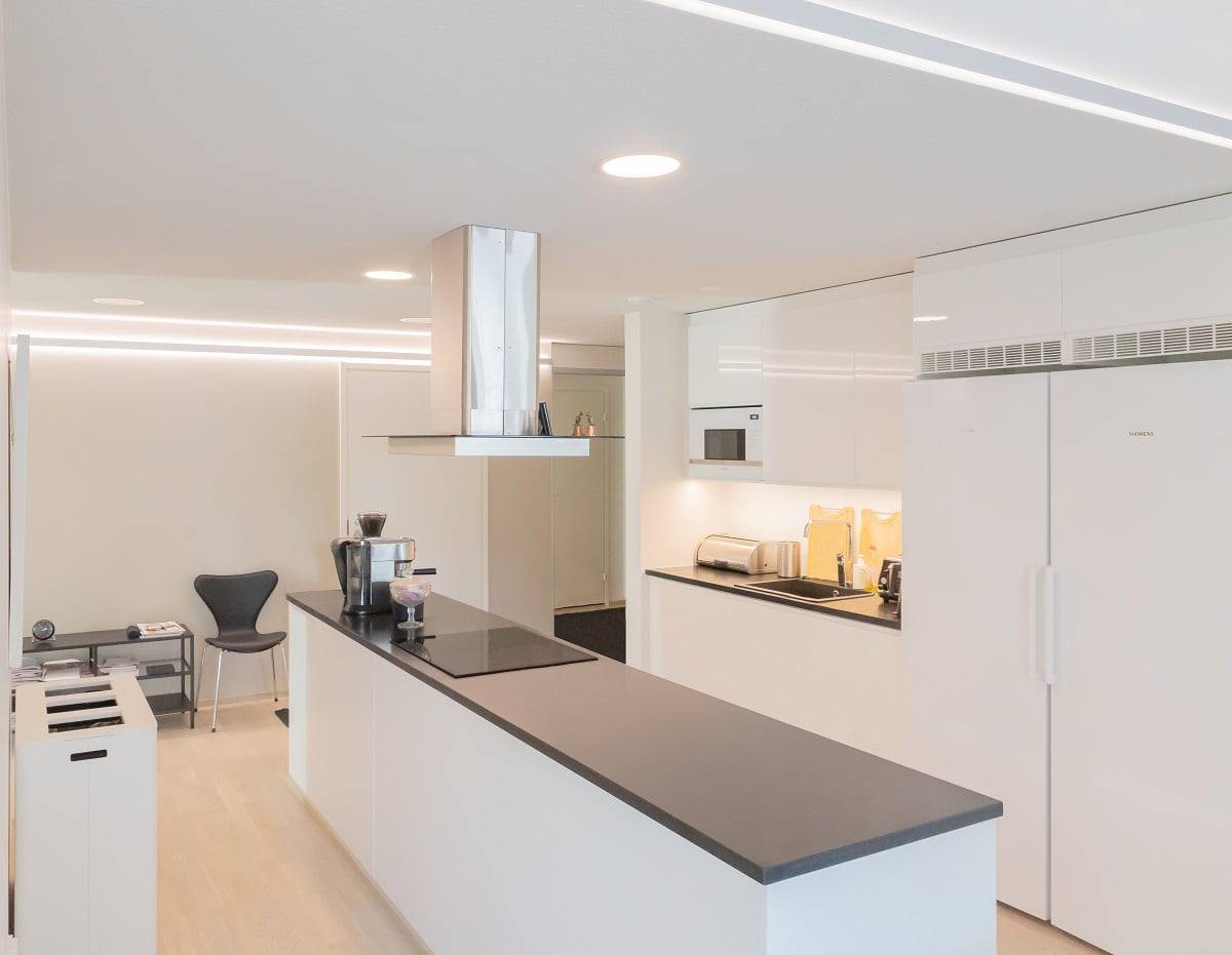 The LED has a long life cycle. The open-plan kitchen is illuminated by circular Plafond200 downlights. ©LedStore
