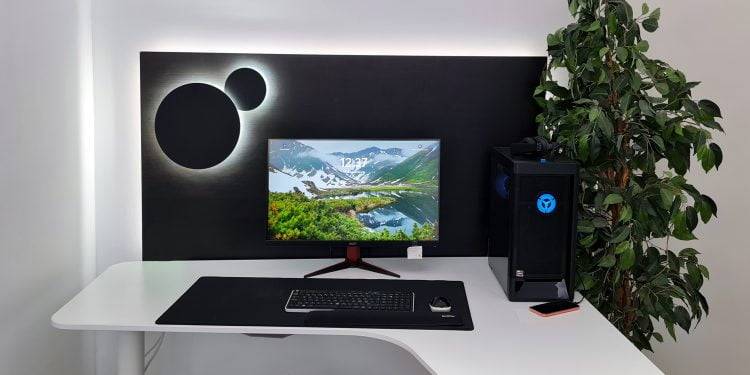 LedStore.fi:n minimalistinen valaistusratkaisu luo pelitilasta tyylikkään kokonaisuuden: kaarevassa näytössä on upea LED-taustavalaistus, joka korostaa näyttäviä maisemia. Työpöydällä on moderni näppäimistö ja hiiri suurella mustalla alustalla, ja kokoonpanoa täydentää elegantti musta tietokonetorni. Oikealla puolella rauhoittaa viherkasvi, ja työpisteen taustalta löytyy kiinnittävä abstrakti taide, jossa näkyy ympyräteema.