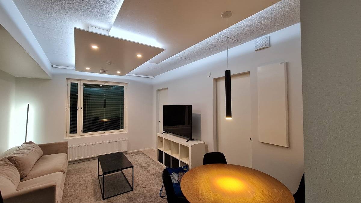 Indirect lighting on the ceiling—all set