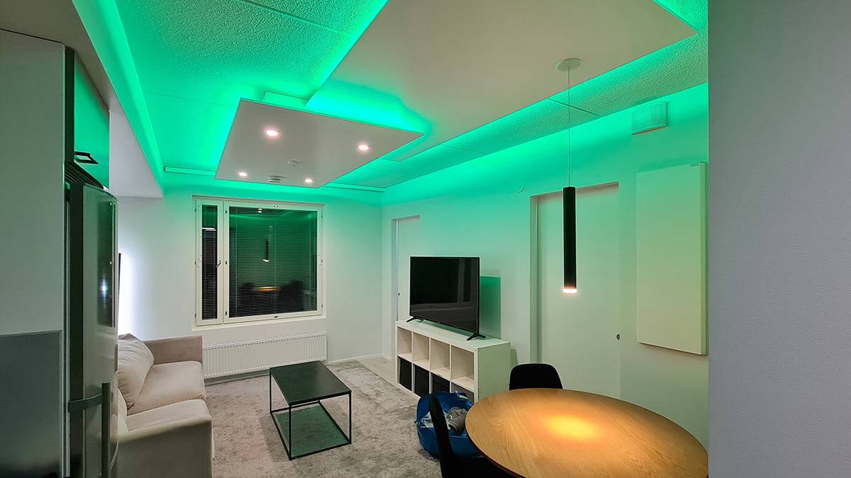 The indirect light in the ceiling is ready. Green light in the ceiling to brighten up and work