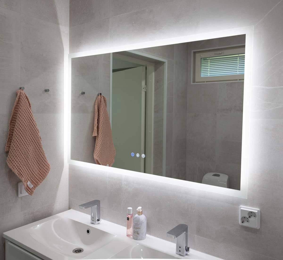 In the bathroom, the HALO1200 CCT light mirror with dimmable three colour temperatures and a defogging function provides plenty of light. © LedStore