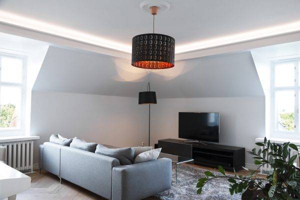 Led-list towards the ceiling at the boundary of the curved wall and ceiling.