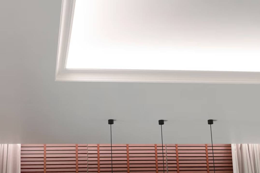 A functional lighting package for the living room. The LED strip lighting on the ceiling light shelf illuminates towards the ceiling and downwards towards the curtains.