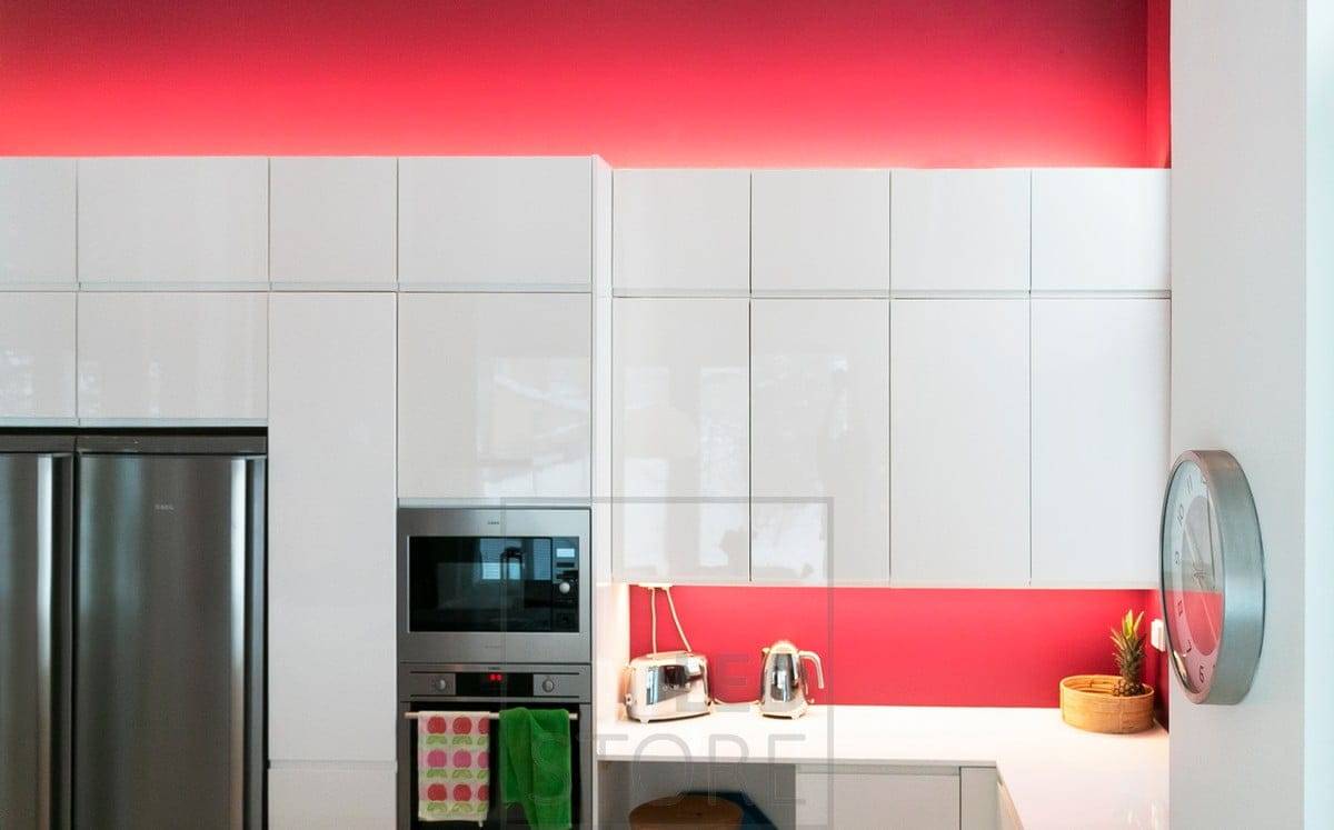 Indirect lighting on top of the cabinets for mood lighting and on the kitchen level for task lighting. Ledstore.fi